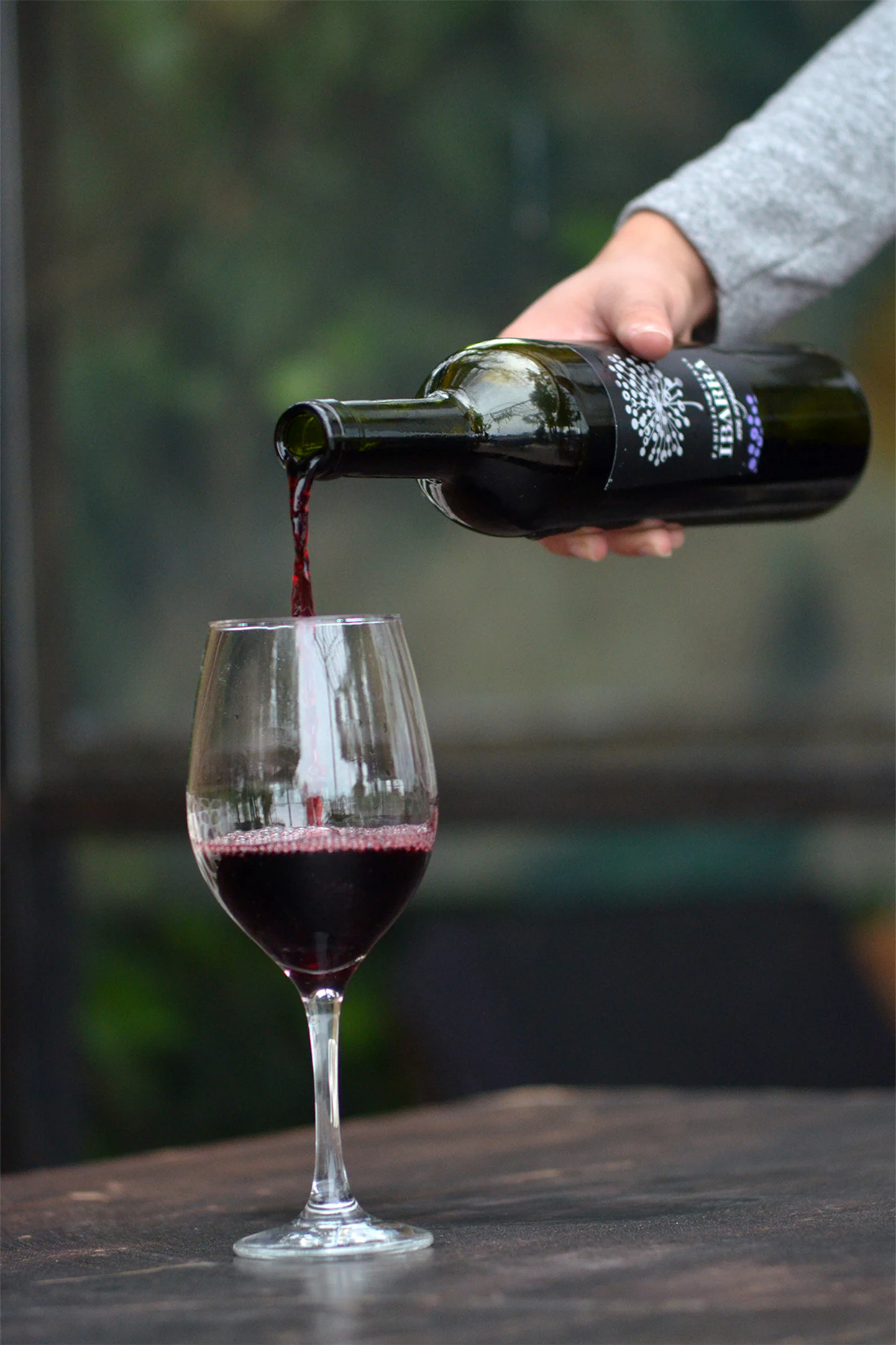 Vino tinto sirviéndose en una copa